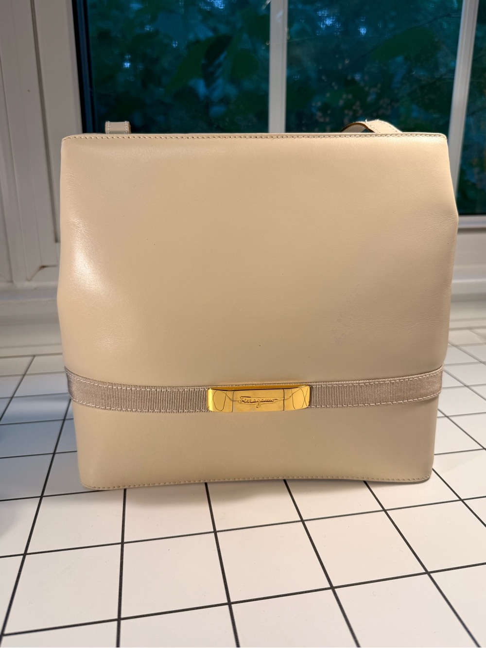 Vintage 90s Salvatore Ferragamo handbag L21-4173 in bone/beige/cream leather